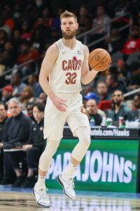 Cavaliers’ Dean Wade Suffers Knee Injury